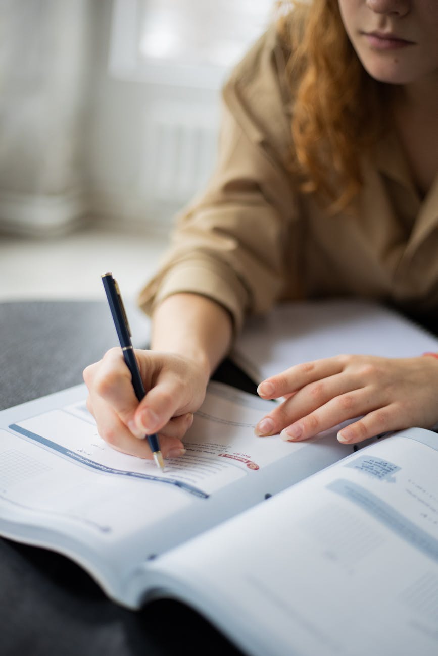 How To Use Prepositions and Prepositional Phrases (With&nbsp;Examples)